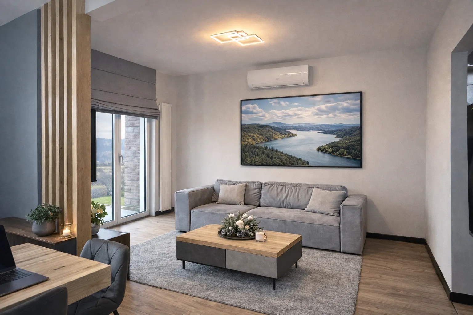 Jasny salon apartamentu FalHouse z sofą, klimatyzacją i wyjściem na balkon