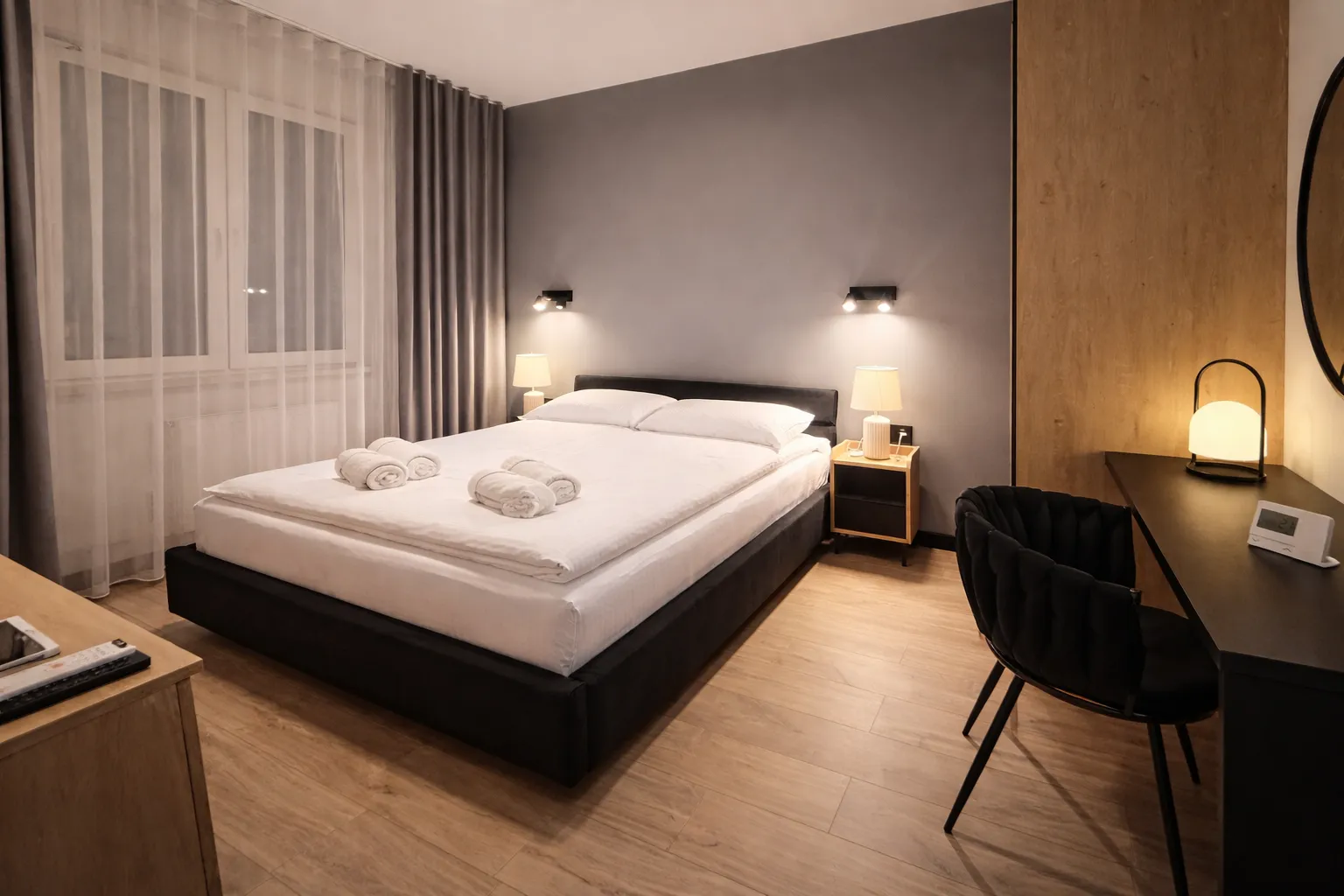 Sypialnia z dużym łóżkiem i miejscem do pracy w apartamencie FalHouse