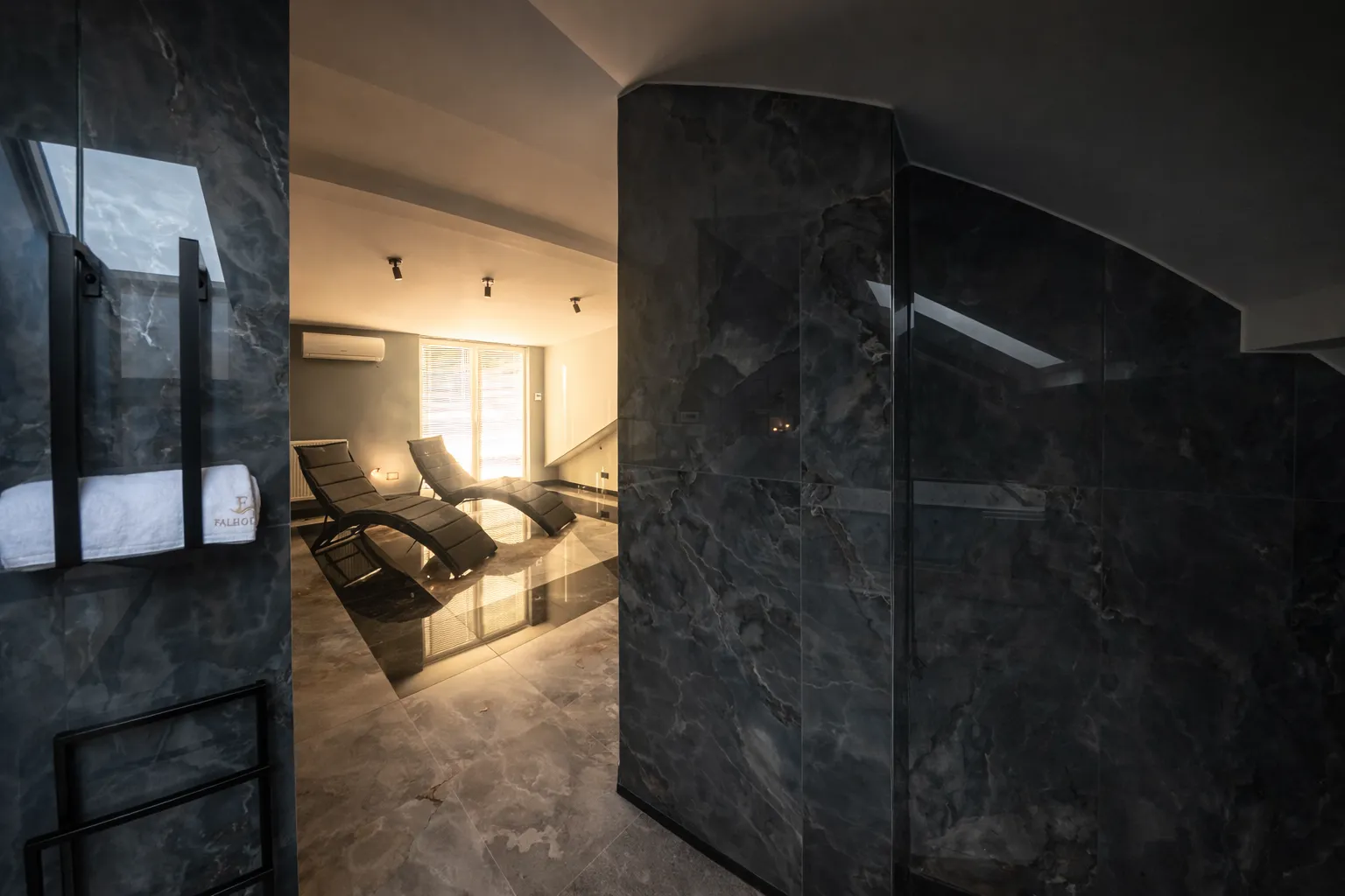 Strefa SPA FalHouse - Widok 6 Prywatna strefa SPA FalHouse Bieszczady - jacuzzi i sauna fińska w apartamencie premium - zdjęcie 6